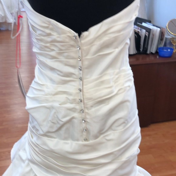 ⭐️SOLD🌟 Classic ivory wedding gown - Picture 6 of 8